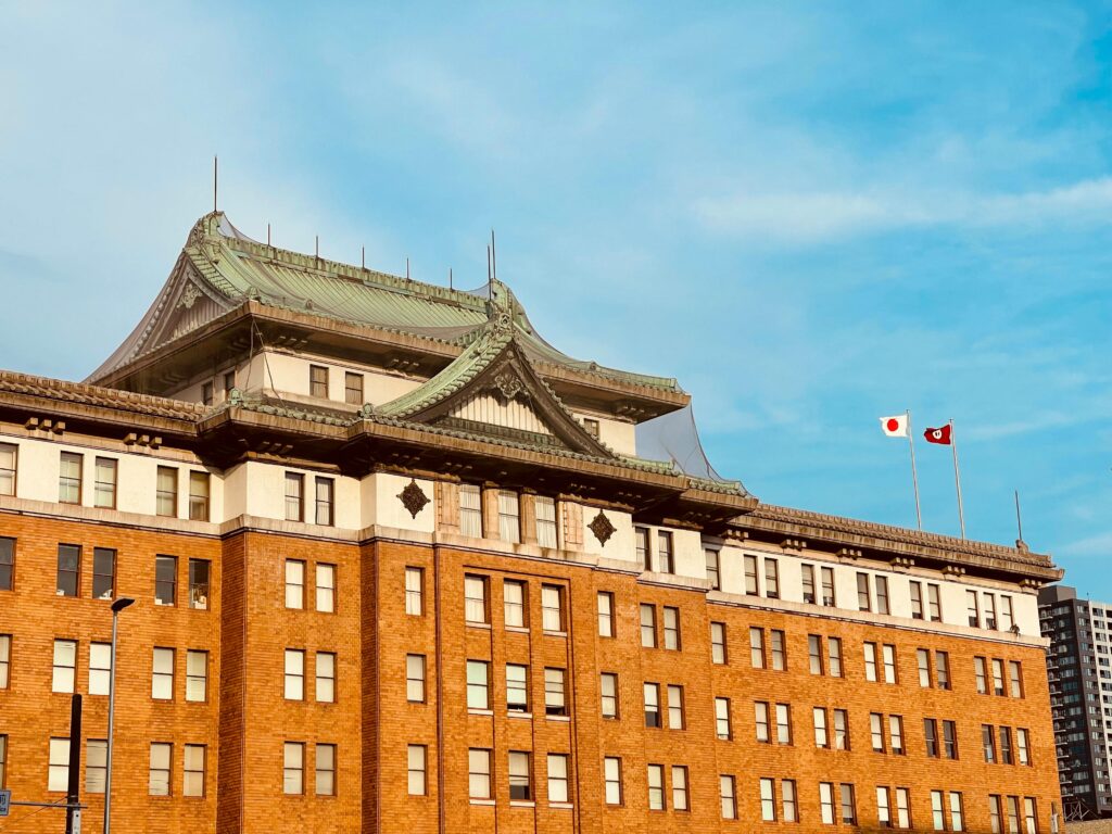 Fin del pacifismo: ¿Oportunidad para Japón? Historic government building facade in Nagoya showcasing imperial crown style architecture under a bright blue sky.